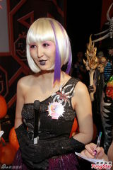 组图：吴卓羲宣传万圣节扮吸血鬼 高海宁险走光