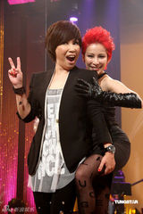 高清组图：温岚红发造型助阵黄小琥 大跳火辣断背舞