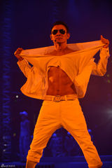 组图：刘德华广州开唱秀肌肉 与辣妹跳贴身热舞