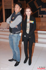 组图：陈智燊亮相拜神仪式 不介意女友性感出镜