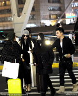 组图：范冰冰深夜现身机场 潮人打扮获众人簇拥