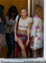 组图：麦莉-塞勒斯真空上阵热裤秀美腿