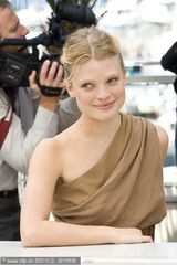 幻灯：《蒙彼利埃公主》记者会 导演轻吻女主演香肩