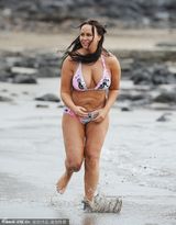 组图：巨乳女星比基尼肥肉外溢 水中摔倒似巨鲸