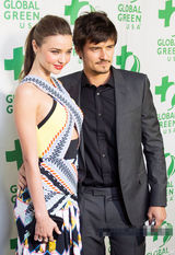 组图：米兰达赴奥斯卡预热派对 与老公打情骂俏