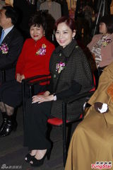 组图：汤唯香港支持父亲画展