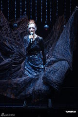 组图：关心妍个唱舞台美轮美奂 亲友老板皆捧场