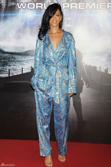 高清图：蕾哈娜连身装亮相《战舰》日本首映礼