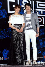 组图：《杀人预告》试映 李诗英白衣黑裙高贵