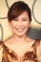 组图：周传雄发片温岚现身 送铁塔面包寓意深长