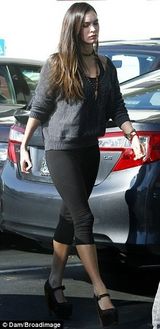 组图：梅根-福克斯踩恨天高外出 产后两月急速瘦身