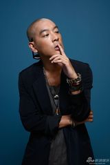 组图：《僵尸》导演麦浚龙拍写真眼神嚣张