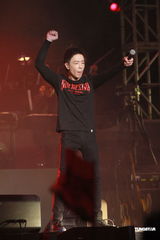 组图：黄贯中开唱未见朱茵 陈豪黄德斌助阵