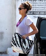 组图：杰西卡-阿尔芭产后积极恢复 塑身运动装亮相