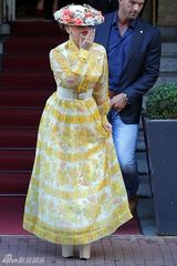 组图：Lady Gaga花帽黄裙复古风情飞吻献粉丝