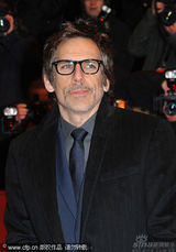 幻灯：本-斯蒂勒《格林伯格》首映 红裙女主角亮丽