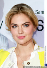 组图：抖奶超模阿普顿亮相 黄色外套明艳动人