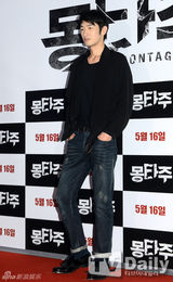 组图：韩片《蒙太奇》试映郑丽媛长T露腿显身材