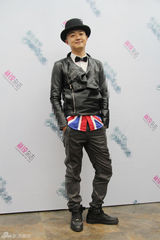 组图：包贝尔演绎英伦风 戴礼帽自嘲魔术师