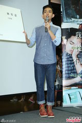 组图：林宥嘉出席新书签售 不承认与邓紫棋游学