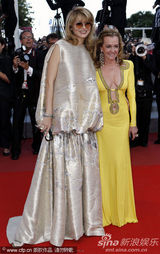 幻灯图集：《毒太阳2》首映 乔沃维奇拼接礼服耀眼