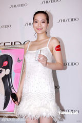 幻灯图：邓丽欣做活动享受按摩 尴尬微笑称很舒服