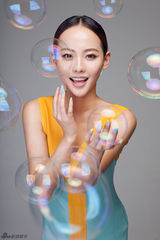 组图：张嘉倪杂志大片 容妆清丽气质百变