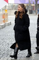 组图：索菲亚-维加拉摩登现身《衰落舞男》片场