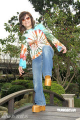 幻灯图集：赵传时隔三年出新碟 戴假发宣传像伍佰