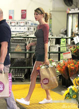 组图：泰勒变主妇超市买菜 热裤紧身T曲线凹凸