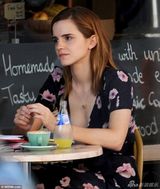 组图：沃特森黑色花朵长裙知性 与友人开心热聊