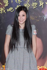 组图：温碧霞陈炜盛装斗性感 张智霖蓝恤衫亮相