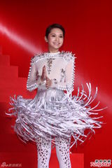 组图：杨丞琳穿华服亮相 尾椎伤势未复原