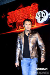 高清图：谢霆锋代言帅气十足 与女模特合影略尴尬 