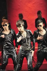 高清组图：李宇春MV穿紧身皮衣 热舞摆动身姿