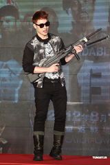 组图：潘玮柏酷装扛枪亮相 对“史泰龙”袭胸