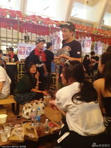 组图：陈冠希当街秀球技 搂女友洪文安秀恩爱