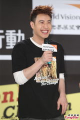 组图：杨丞琳潘玮柏合拍广告 相互吐槽交情好