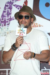 组图：陈绮贞结婚无着落 张震岳猛健身晒成黑炭