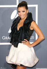 高清图：格莱美红毯 伊娃朗格利亚黑衫白裙优雅