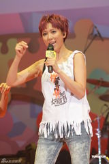 组图：李克勤郑欣宜开唱 鼓励年青人追梦