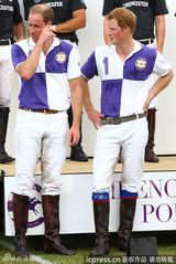 组图:威廉撇待产凯特打马球见别家小孩羡慕不已