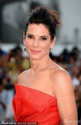 组图：《地心引力》桑德拉性感红裙亮相威尼斯