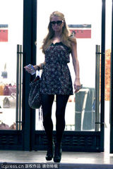 组图：希尔顿花纹裙装出镜 黑丝长腿性感诱惑