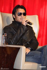 组图：《新少林寺》上海宣传 范冰冰皮草披肩展华贵