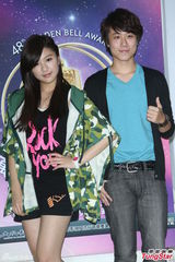 组图：关诗敏孙自佑担纲金钟开场 练舞不敌小孩