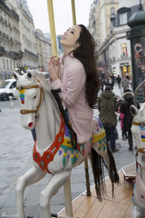 组图：吴佩慈巴黎休闲生活 坐木马逗趣照