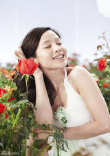 组图：石小群代言广告写真 演绎纯美无瑕