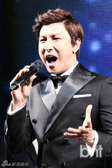 组图：韩星BADA裸色裙出席新音乐剧发布会