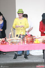 组图：甄妮欧阳菲菲齐聚 轻松心情迎开唱